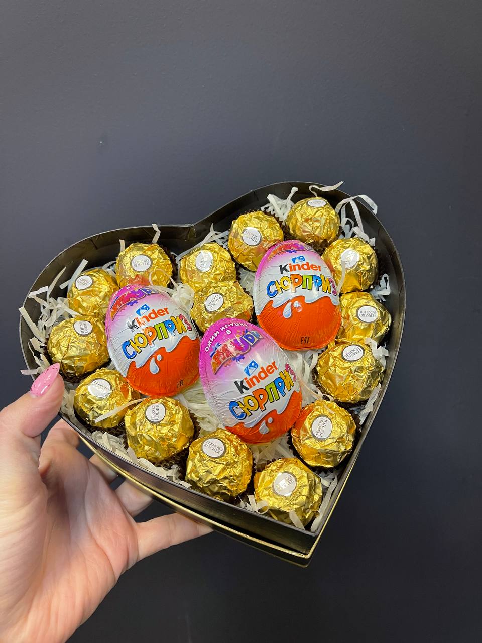 Сладкая коробка-сердечко с набором из конфет и шоколадных яиц №49