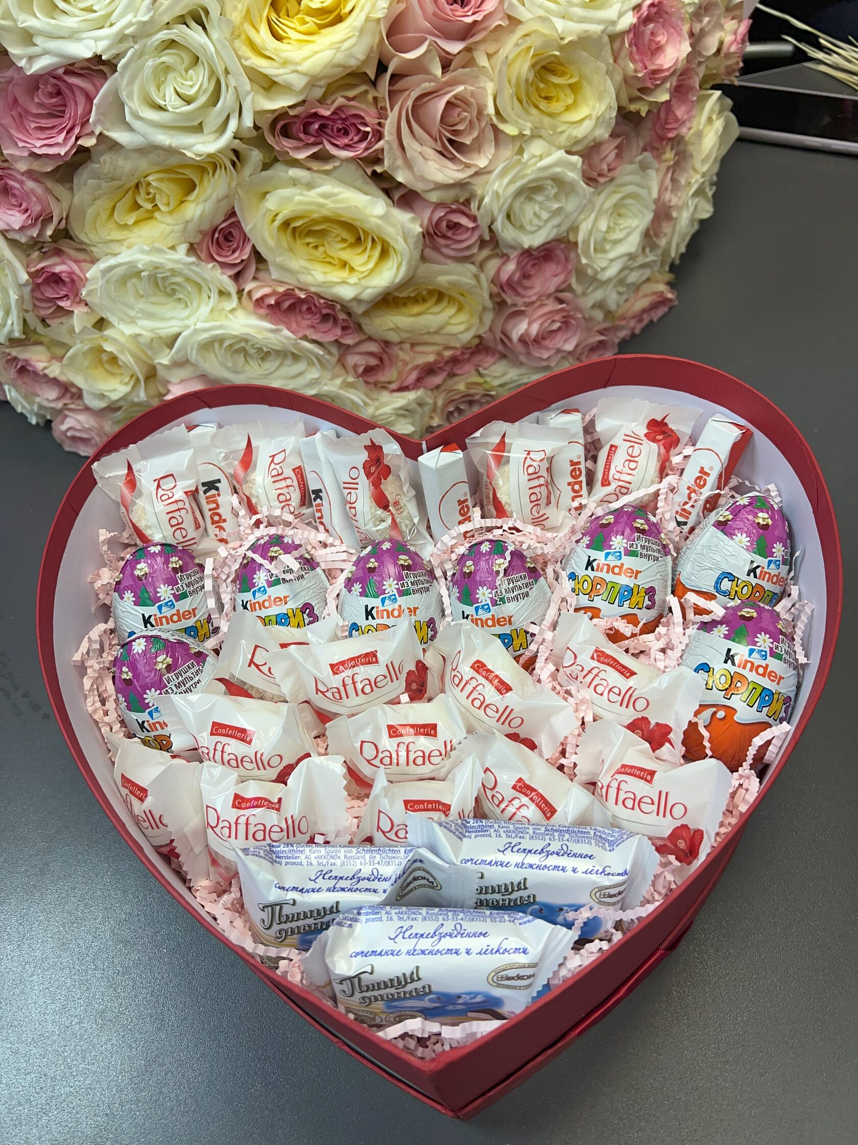 Сладкая коробка-сердечко с набором из рафаэлло, шоколадных яиц, суфле и шоколадок №11