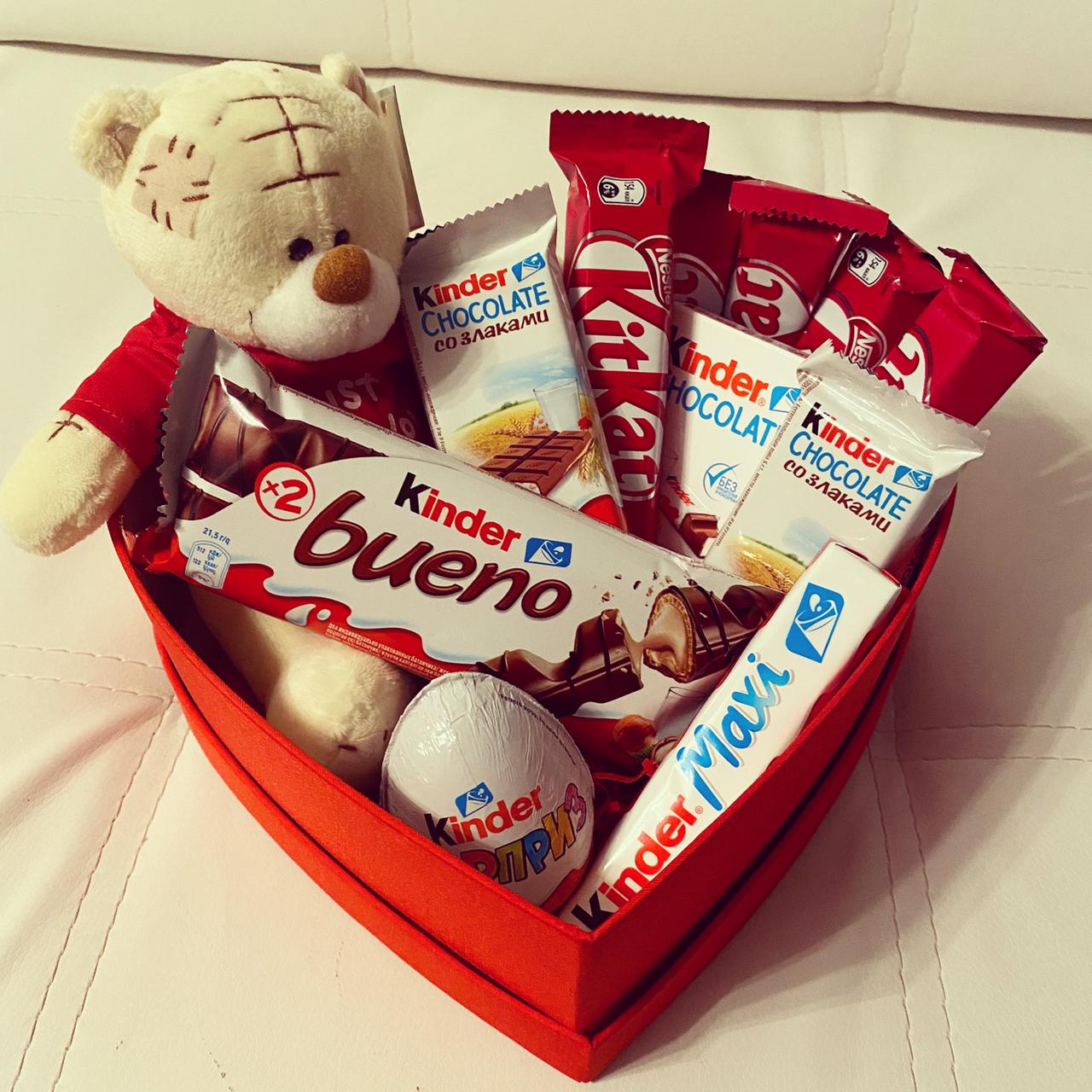 Сладкая коробка-сердечко с набором шоколадных батончиков и медведем №22