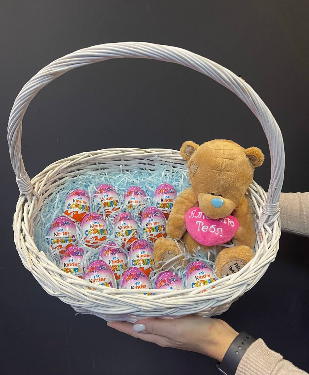 Сладкая корзина с набором из шоколадных яиц и медведя №33