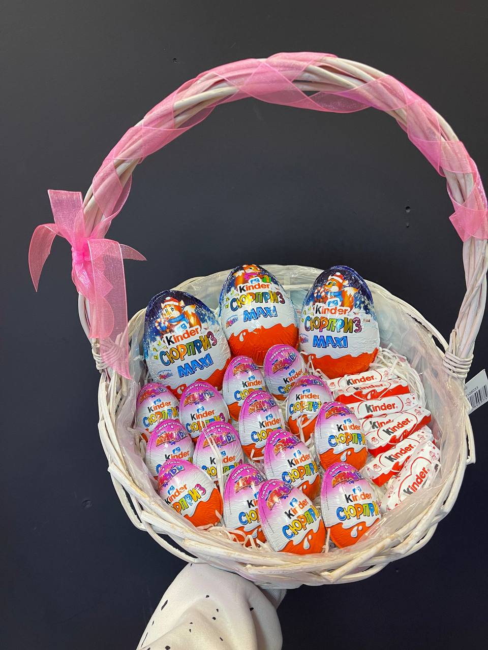 Сладкая корзина с набором из шоколадных яиц и шоколадок №46
