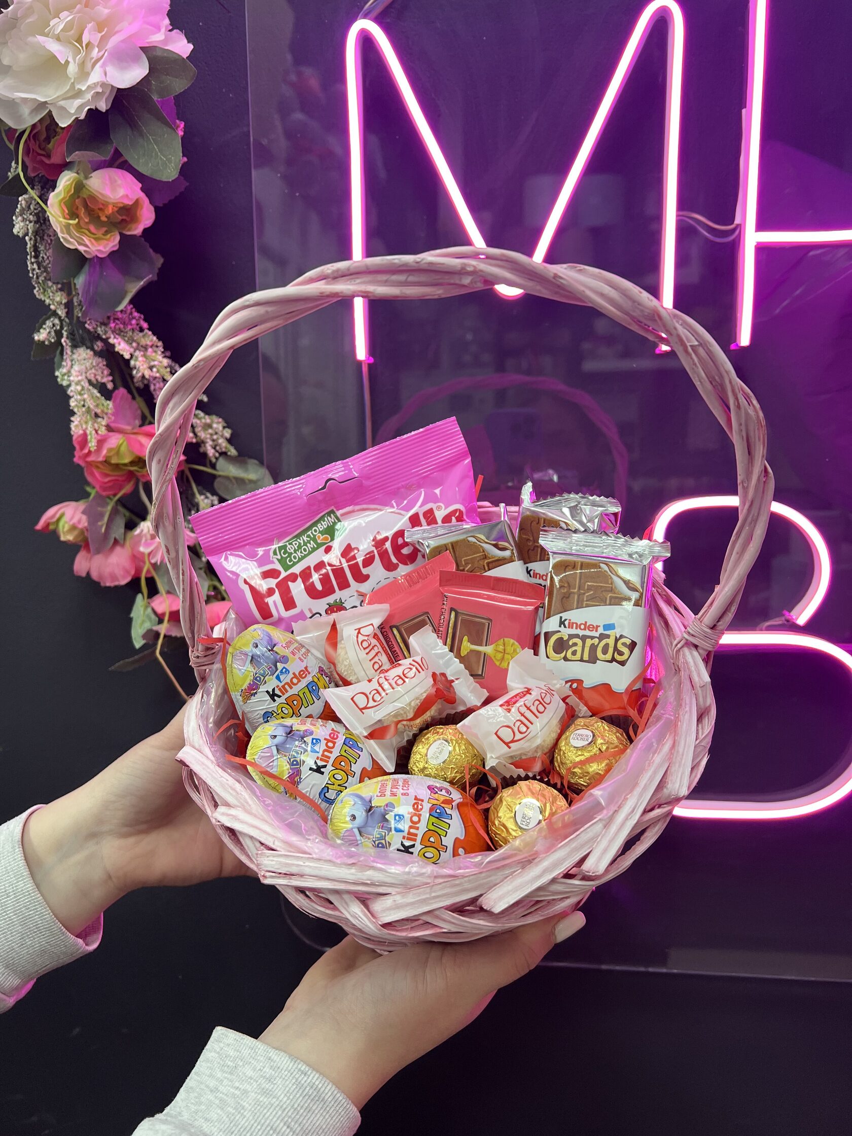 Сладкая корзина с набором из шоколадных яиц, мармелада, сладкого печенья и конфет №31