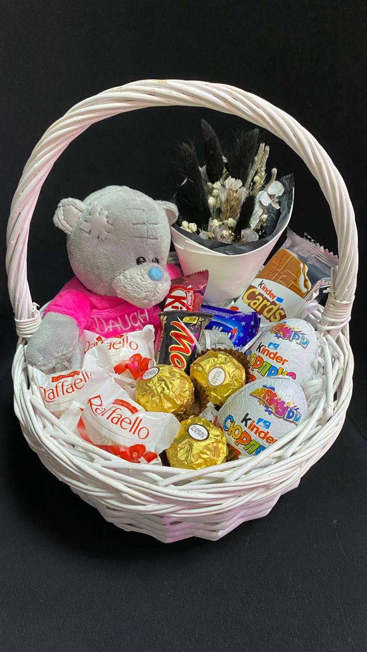 Сладкая Корзина с набором из шоколадных яиц, сладкого печенья, шоколадных батончиков, конфет, букетика из сухоцветов и медведя №28