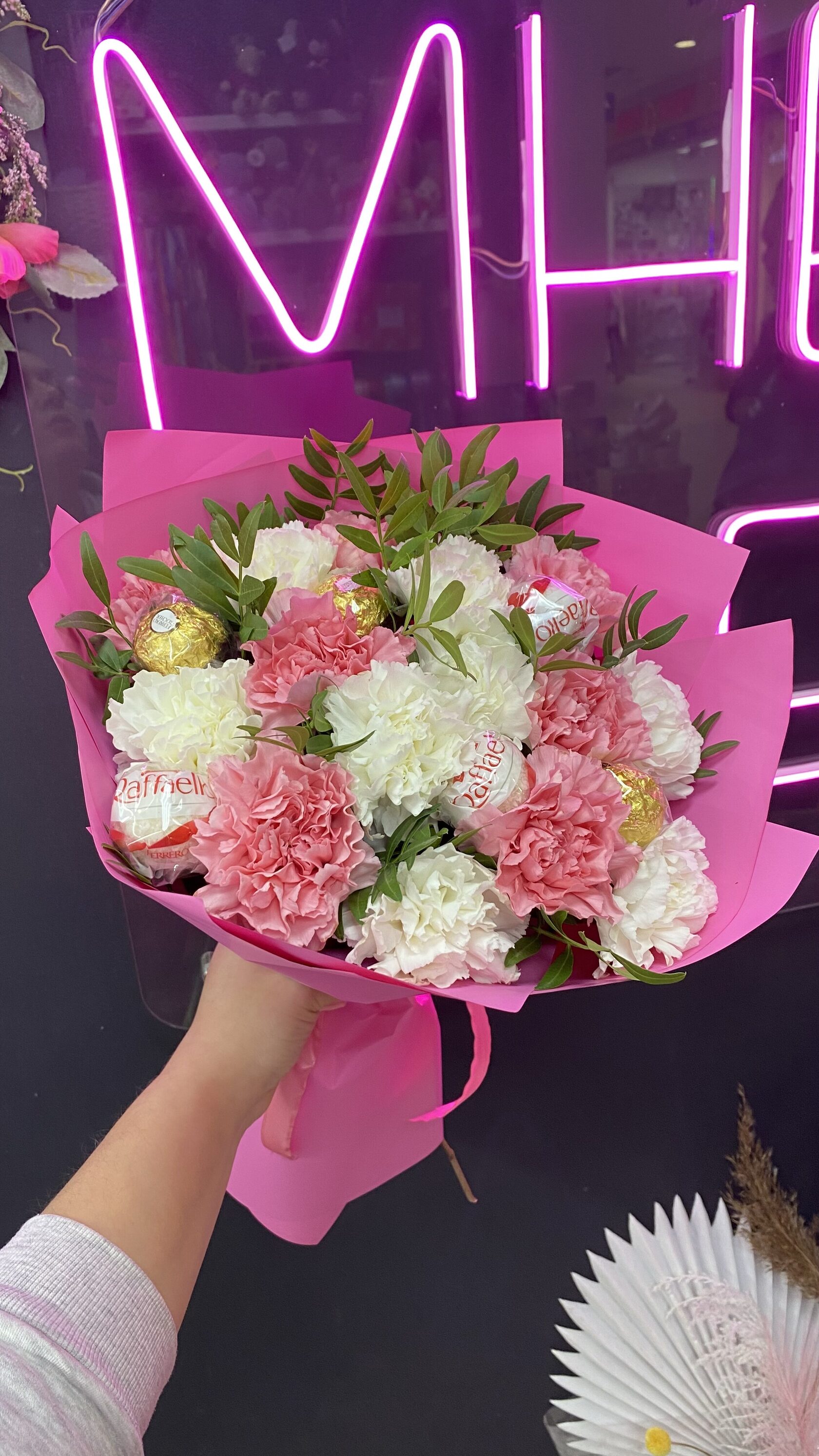 Сладкий букет из диантусов с добавлением конфет №30