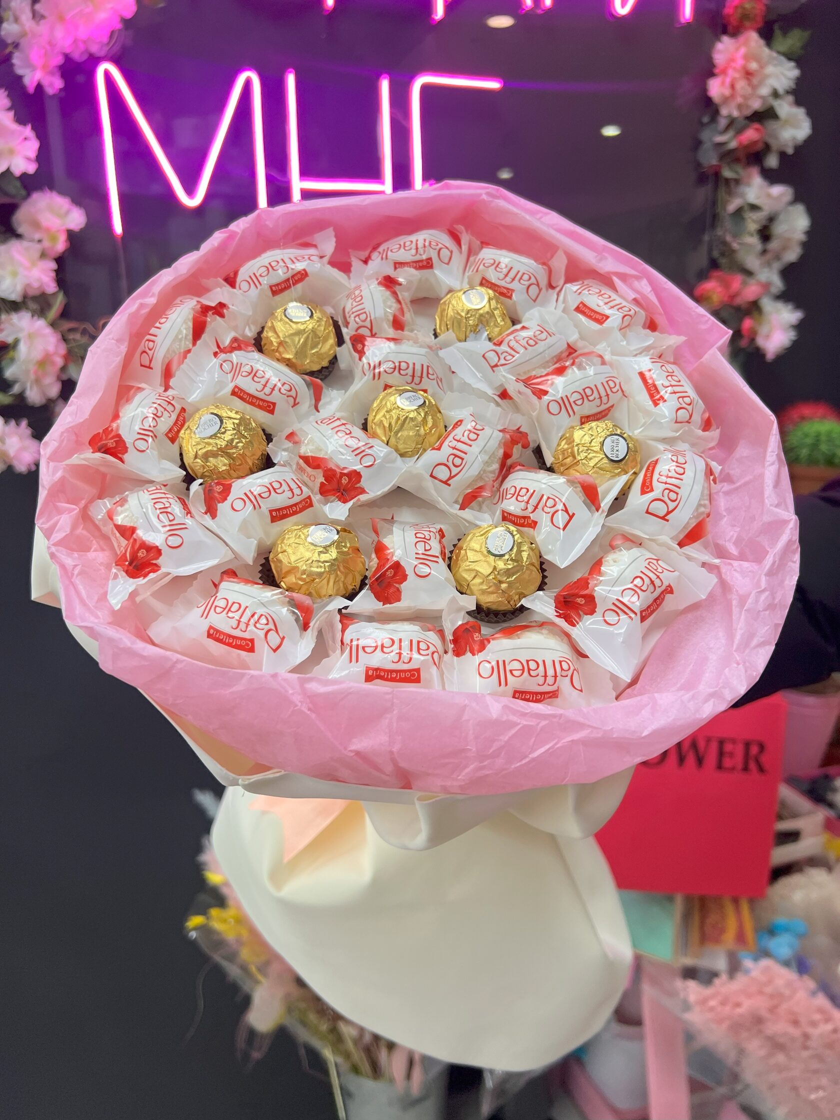 Сладкий букет из рафаэлло и конфет №10