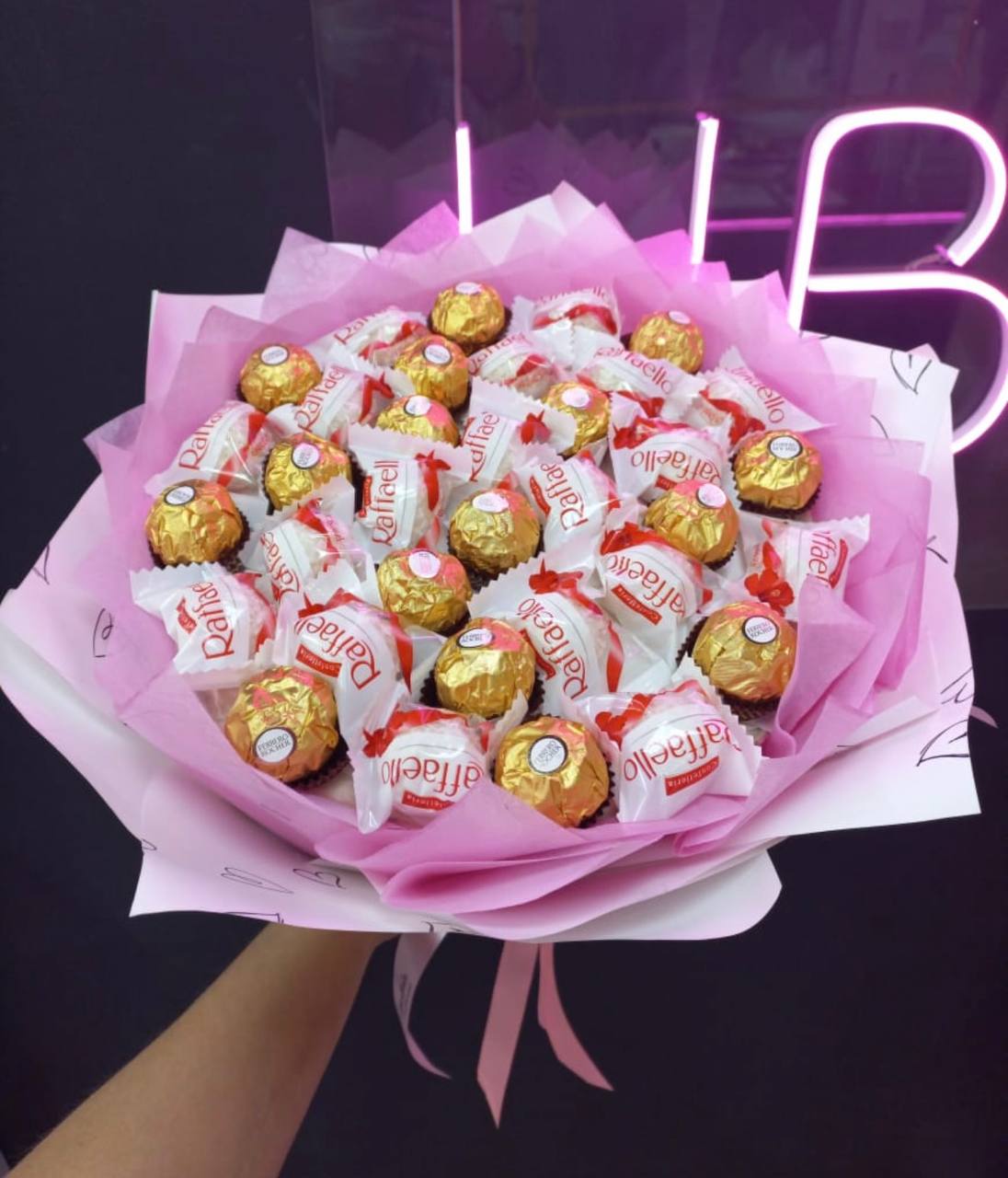 Сладкий букет из шоколадных конфет и рафаэлло №53