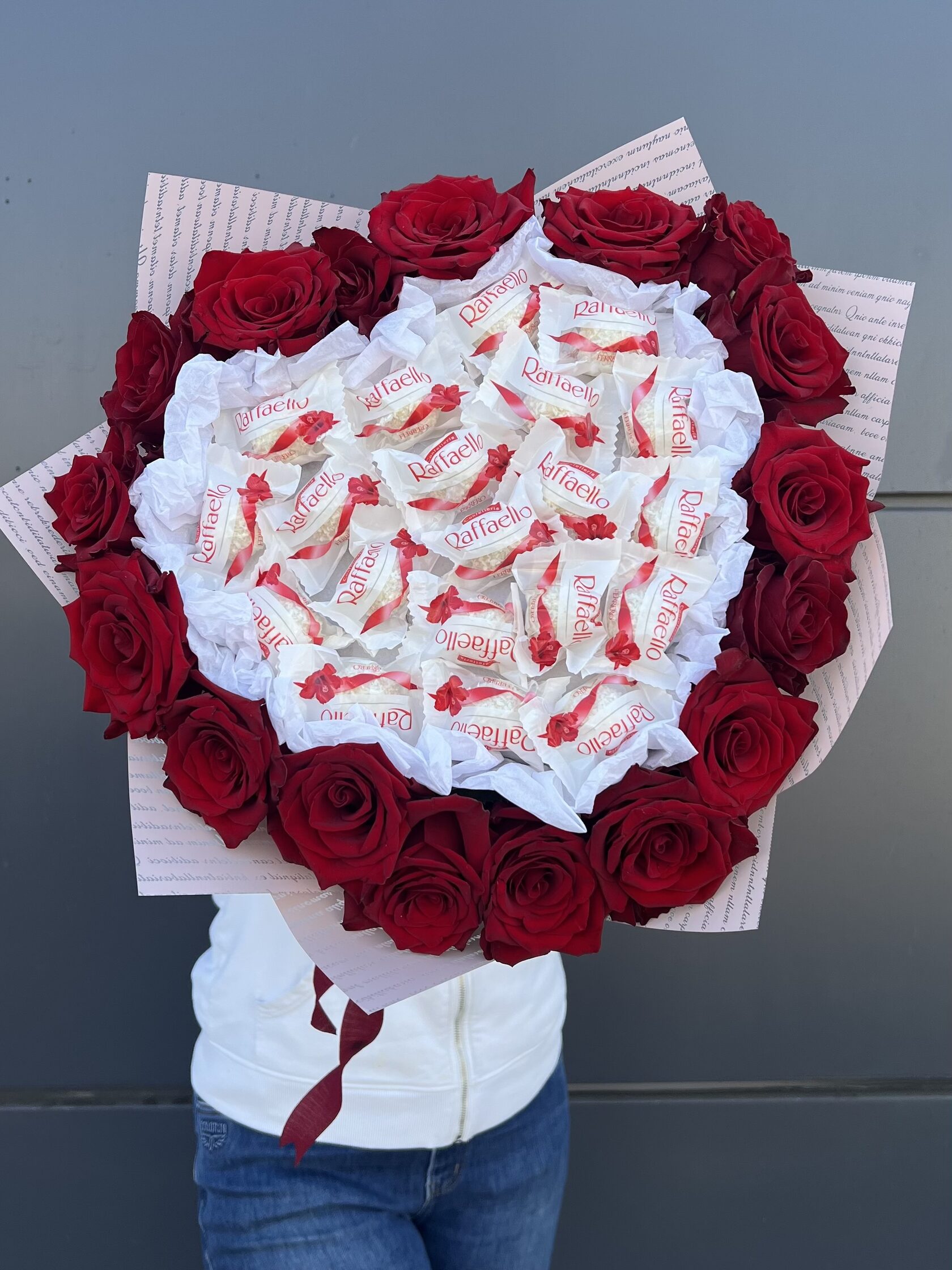 Сладкий букет с красными розами и конфетами рафаэлло №2