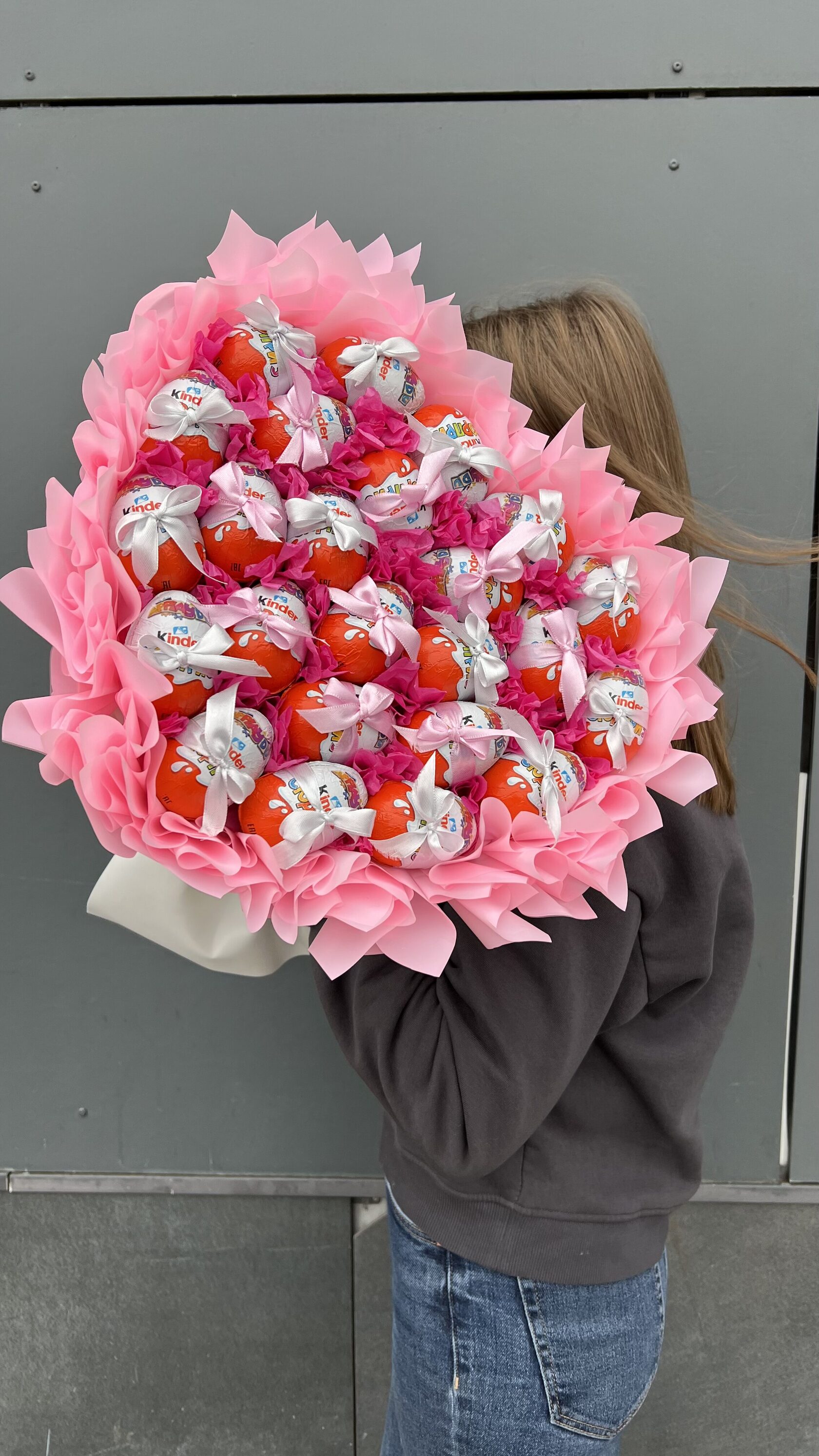 Сладкий букет-сердечко из киндеров №18