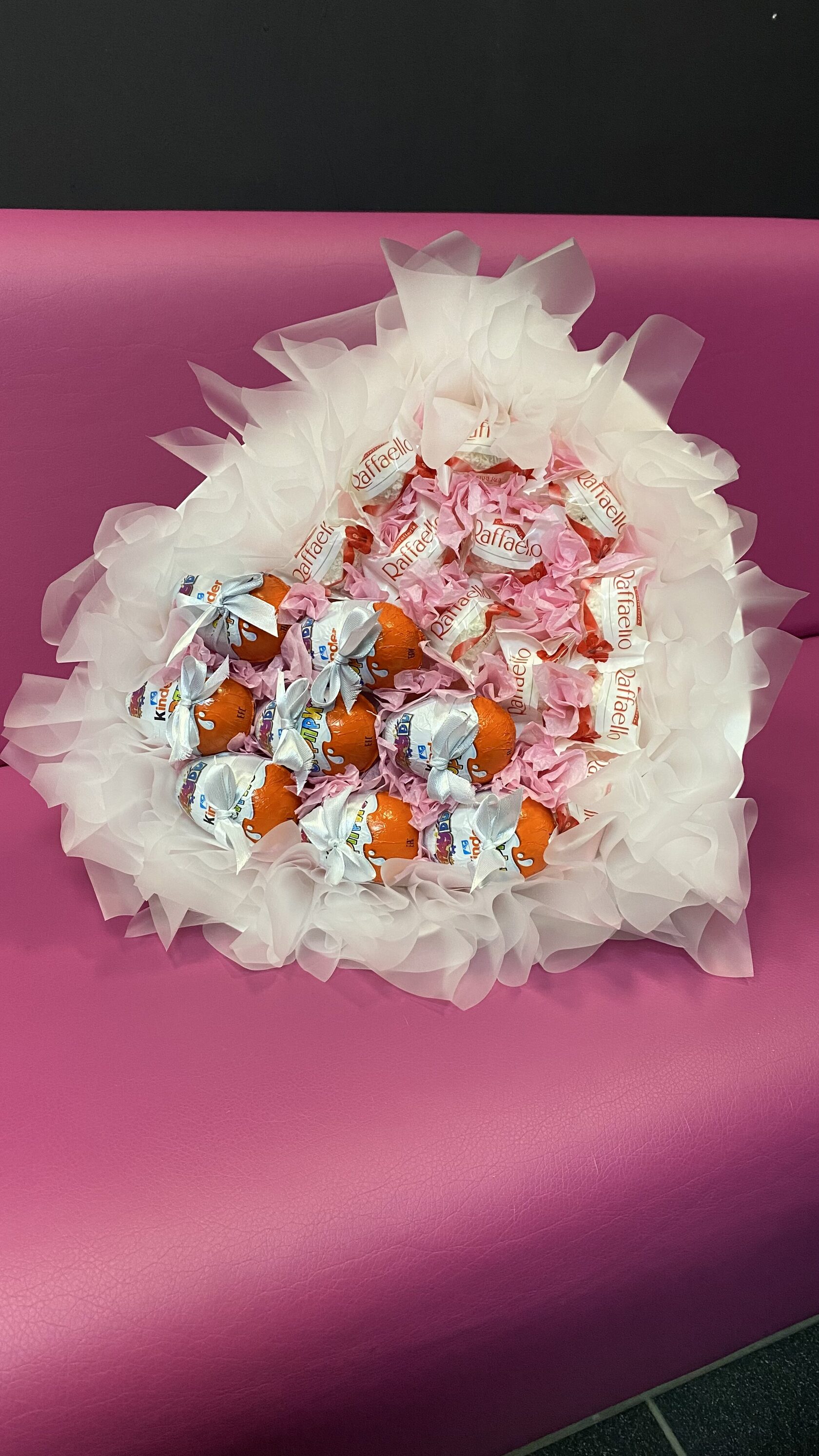 Сладкий букет-сердечко из киндеров и рафаэлло №21